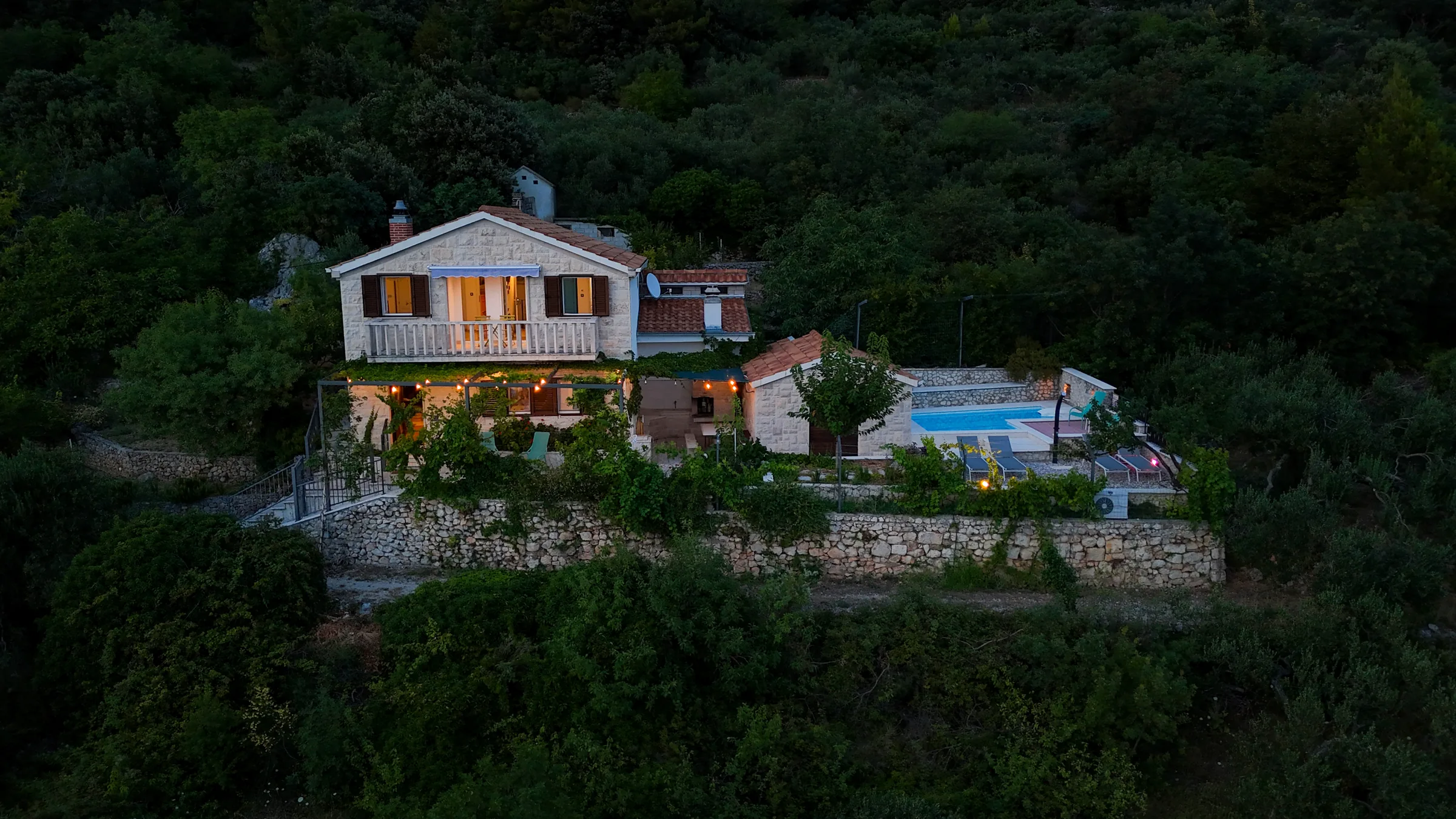 Aerial view of Villa Dalmatia surrounded by nature